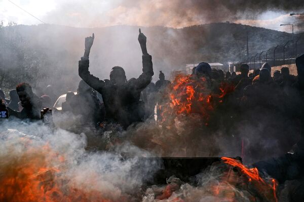 Беспорядки на греческом острове Лесбос после убийства 20-летнего беженца. Аггелос Барай, Греция. - Sputnik Таджикистан
