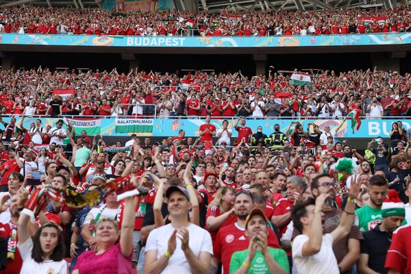 Болельщики перед матчем  Венгрия - Португалия на &quot;Пушкаш Арена&quot;. - Sputnik Таджикистан