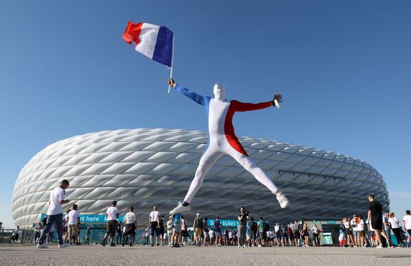 Французские болельщики спешат на матч на футбольной арене в Мюнхене. - Sputnik Таджикистан