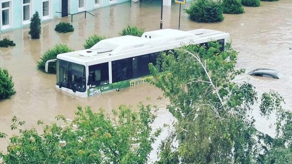 Затопленый автобус в Керчи после сильных ливней 17.06.2021 - Sputnik Таджикистан
