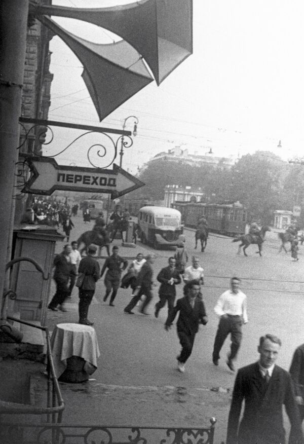 Воздушная тревога в Ленинграде в первые дни Великой Отечественной войны  - Sputnik Таджикистан