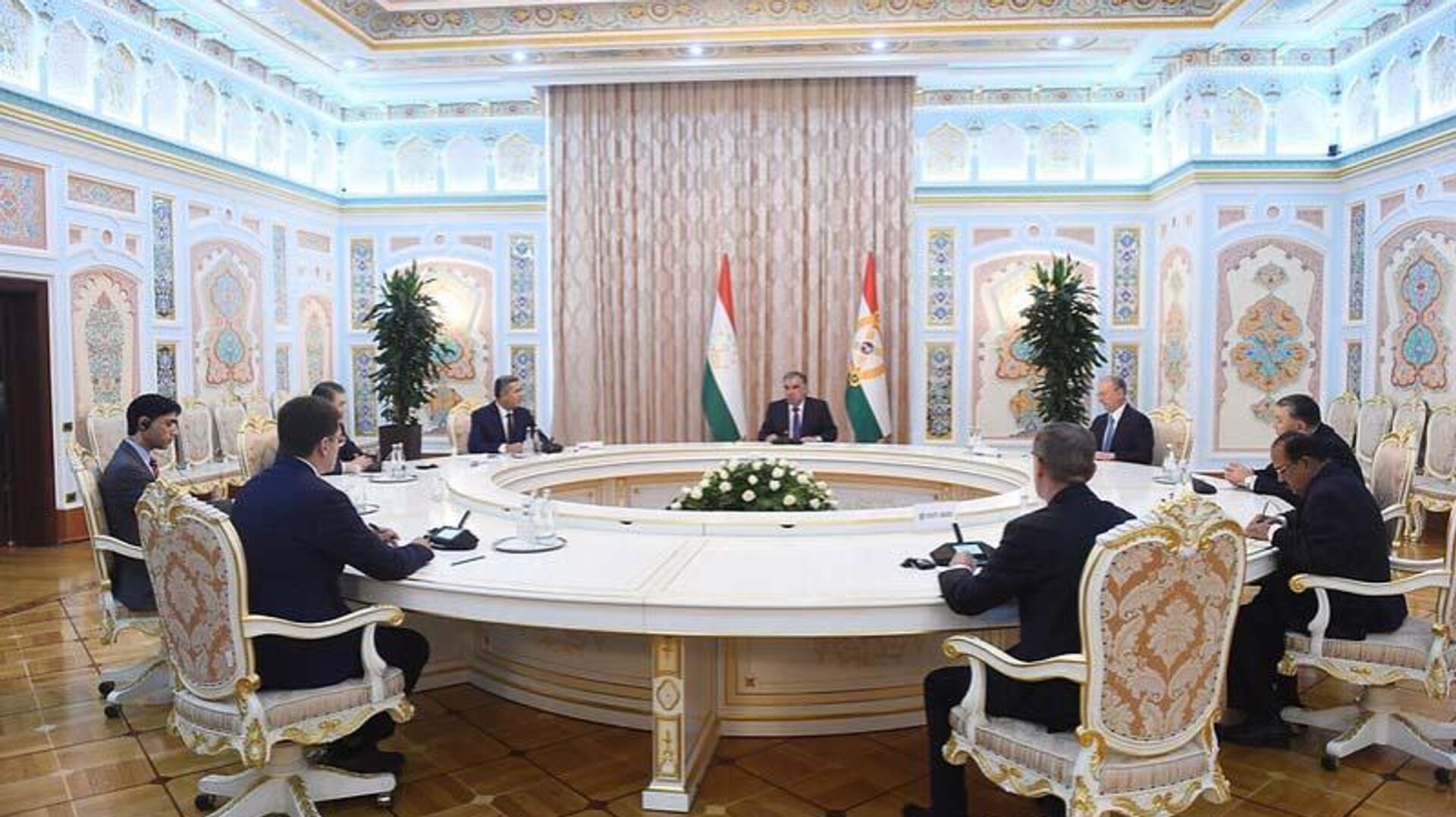 Президент Республики Таджикистан Эмомали Рахмон провел встречу с главами делегаций - Sputnik Таджикистан, 1920, 23.06.2021