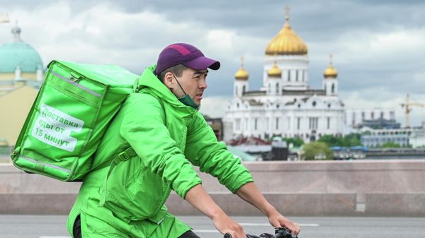 Курьер службы доставки - Sputnik Тоҷикистон
