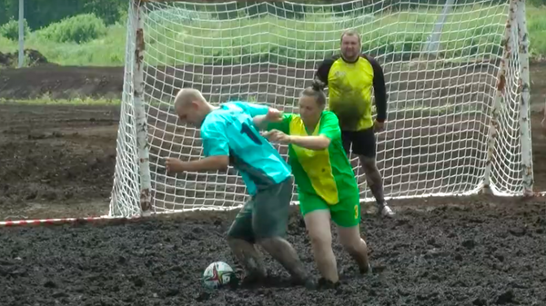 Белорусы сыграли в футбол на болоте, было грязно и зрелищно - Sputnik Таджикистан