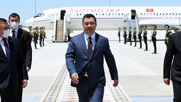 Президент Садыр Жапаров идет в аэропорту из самолета - Sputnik Таджикистан