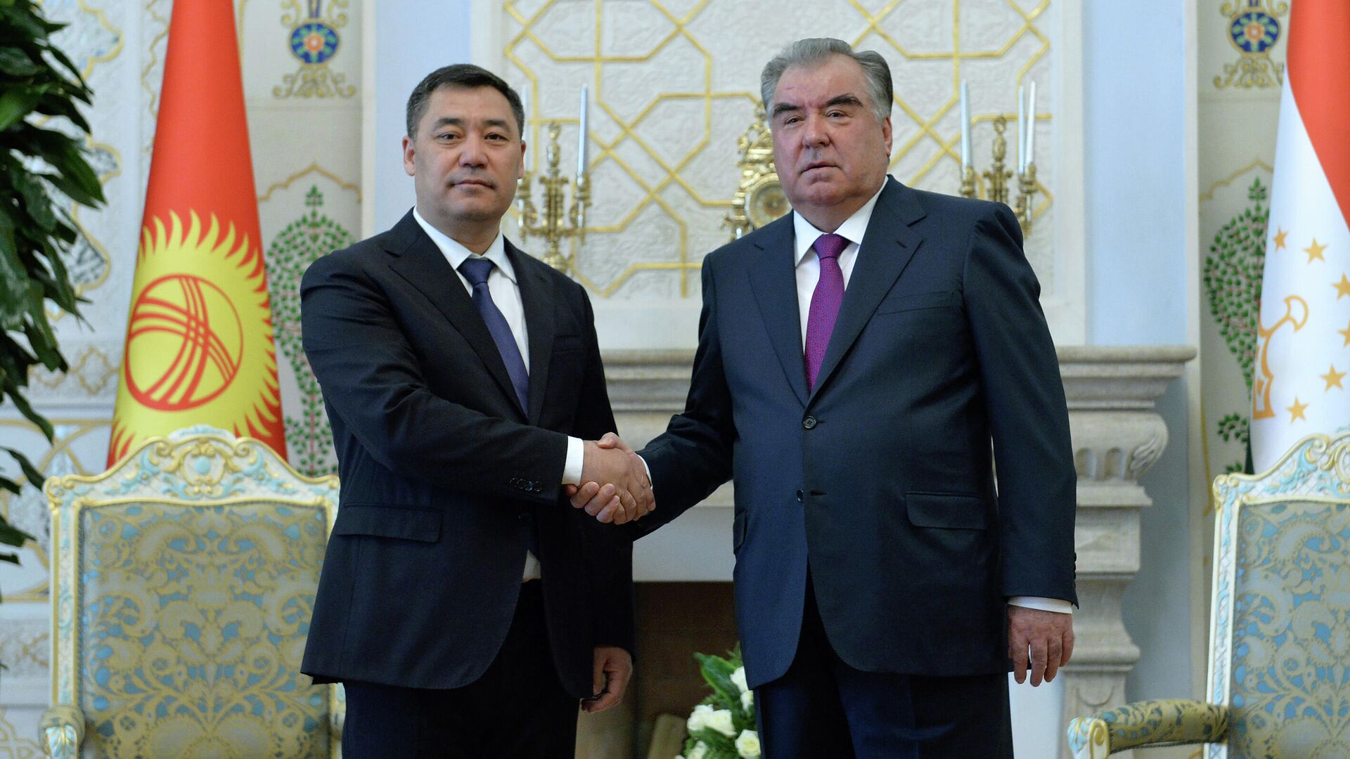 Встреча президента Таджикистана Эмомали Рахмона и президента Кыргызстана Садыра Жапарова - Sputnik Таджикистан, 1920, 06.12.2021