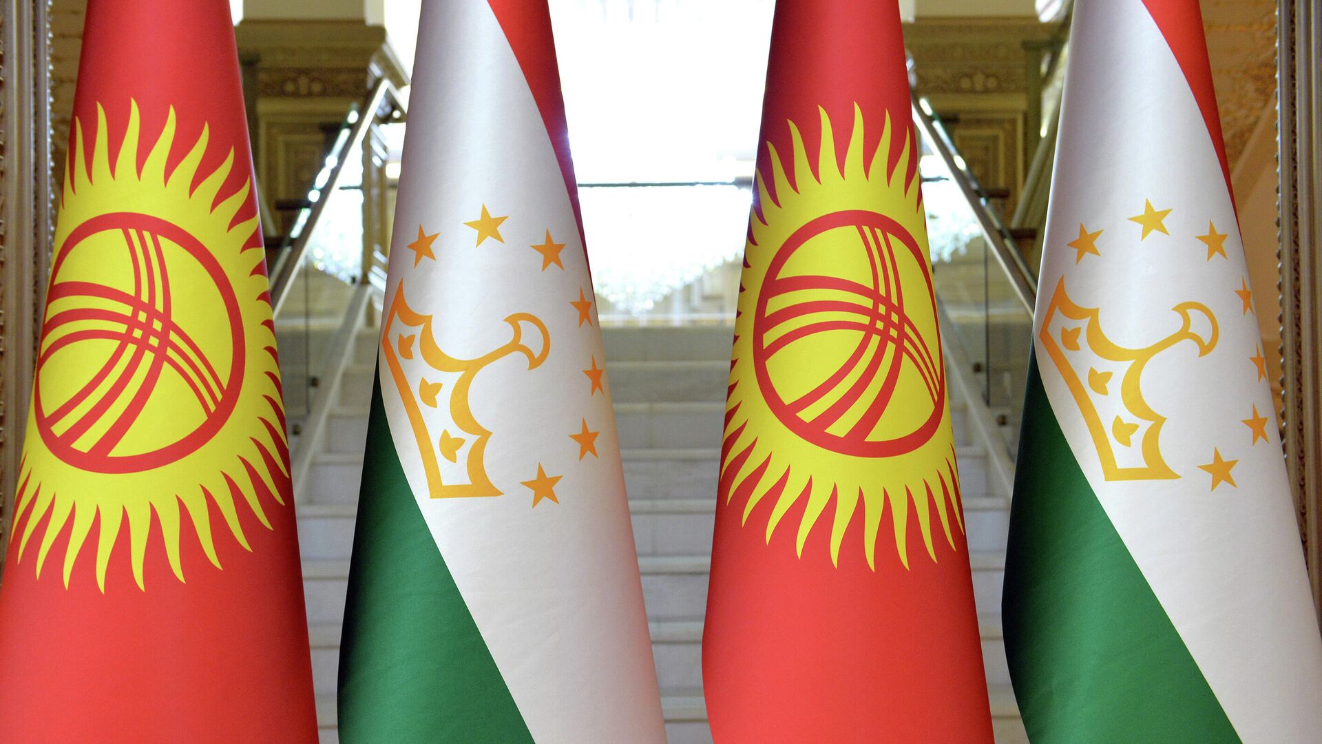 Флаги Таджикистана и Кыргызстана  - Sputnik Тоҷикистон, 1920, 08.11.2023