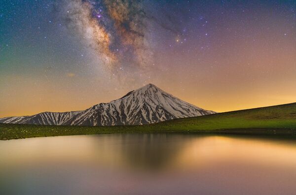 Млечный Путь над горой Дамаванд, расположенной к северо-востоку от Тегерана. - Sputnik Таджикистан