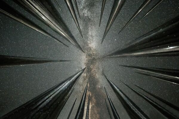 Млечный Путь, снятый в пустыне Тенгер, над металлическими колоннами &quot;Капли дождя&quot;. - Sputnik Таджикистан