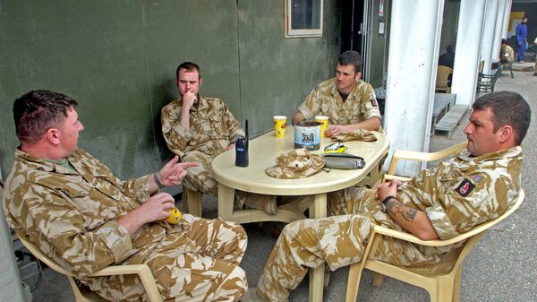 Британские солдаты отдыхают в своем лагере, архивное фото - Sputnik Таджикистан