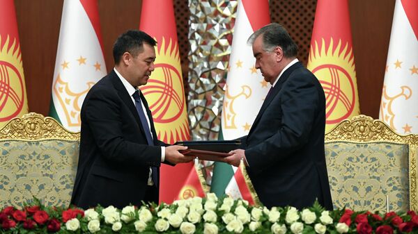 Президент Таджикистан Эмомали Рахмон и президент Кыргызстана Садыр Жапаров подписали ряд документов - Sputnik Таджикистан