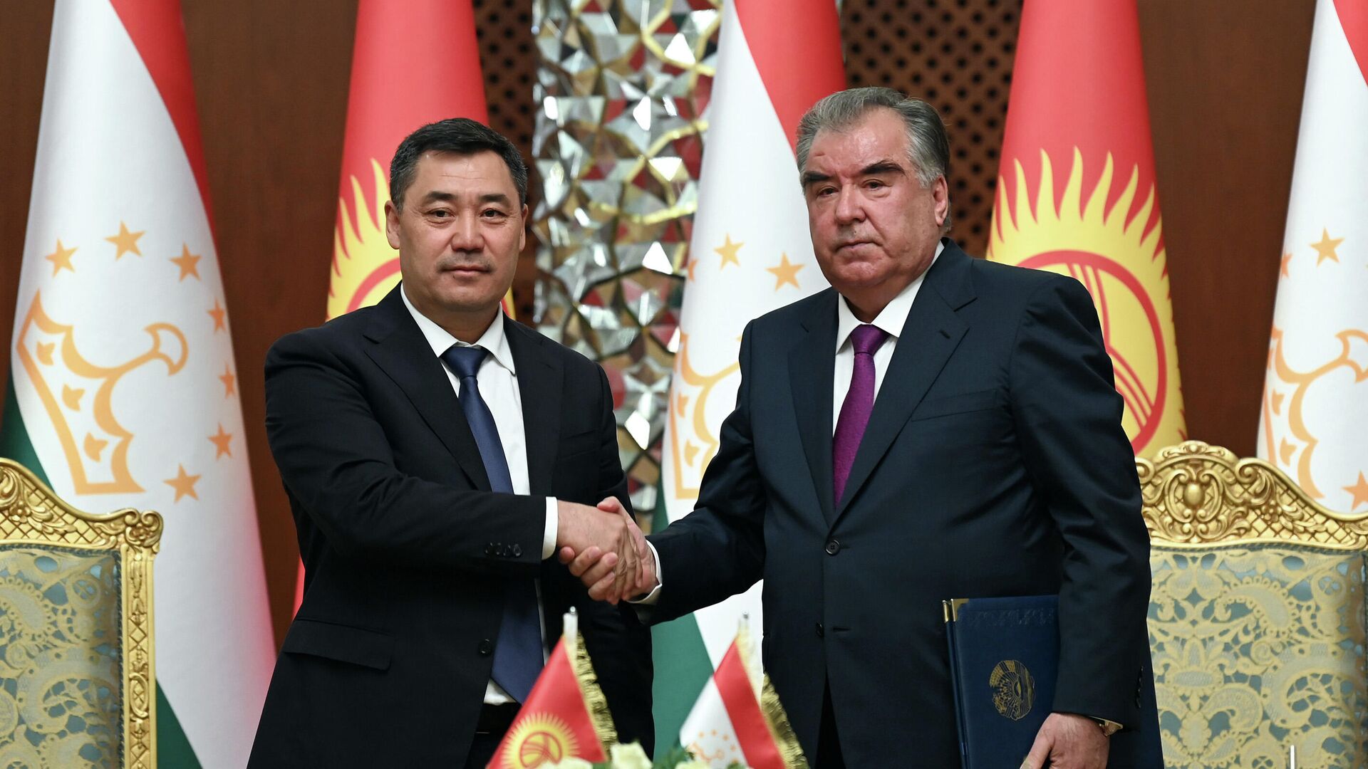 Президент Таджикистан Эмомали Рахмон и президент Кыргызстана Садыр Жапаров подписали ряд документов - Sputnik Таджикистан, 1920, 16.09.2022