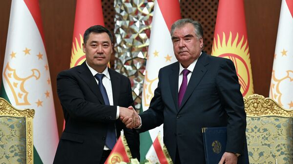 Президент Таджикистан Эмомали Рахмон и президент Кыргызстана Садыр Жапаров подписали ряд документов - Sputnik Таджикистан