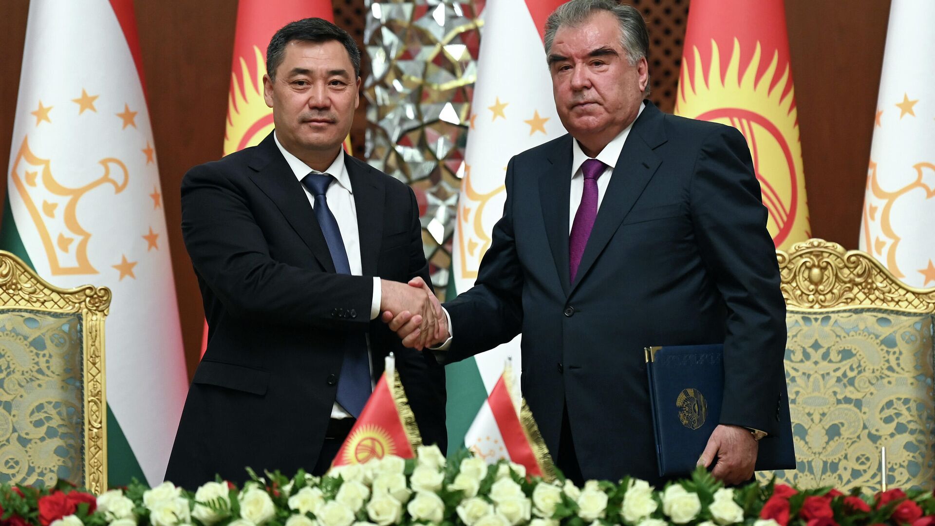 Президент Таджикистан Эмомали Рахмон и президент Кыргызстана Садыр Жапаров подписали ряд документов - Sputnik Таджикистан, 1920, 21.03.2022