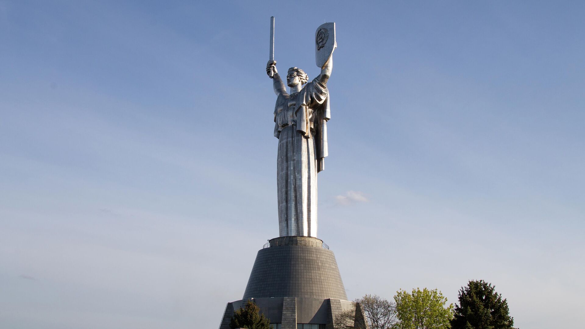 Монумент Родина-мать на территории мемориального комплекса Национальный музей истории Украины во Второй мировой войне в Киеве - Sputnik Таджикистан, 1920, 21.02.2022