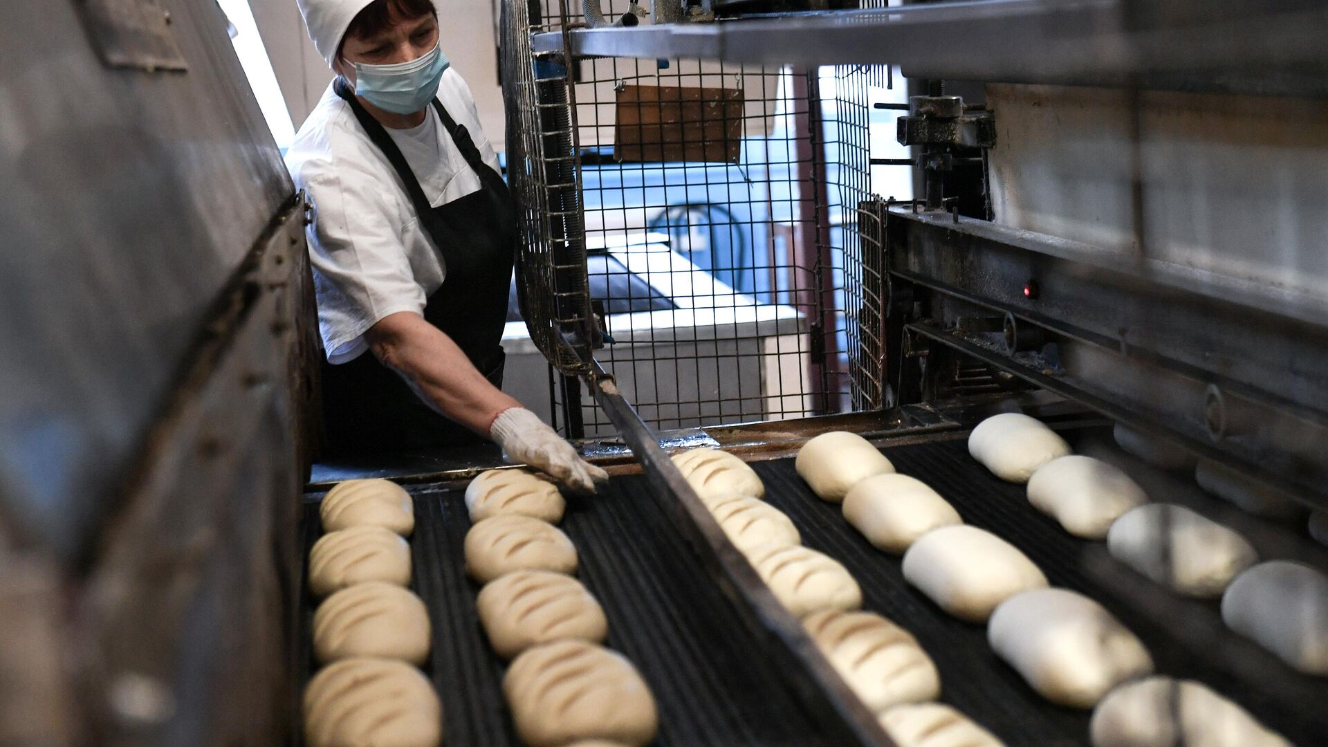 Производство хлеба на заводе Крымхлеб в Симферополе - Sputnik Таджикистан, 1920, 03.07.2021