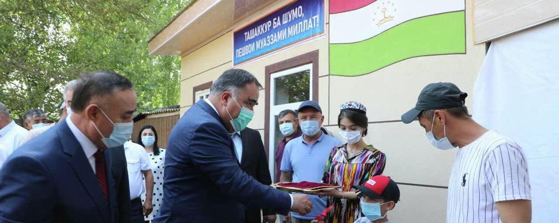 Председатель Согдийской области Раджаббой Ахмадзода вручил ключи от новых домов пострадавшим во время конфликта на таджикско-кыргызской границе - Sputnik Таджикистан, 1920, 03.07.2021