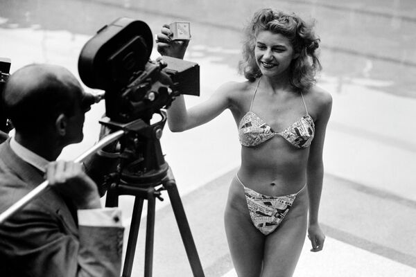 Самое первое бикини, которое был представлено широкой публике, создал Луи Реар. Снимок сделан 5 июля 1946 года у бассейна &quot;Молитор&quot; в Париже. - Sputnik Таджикистан