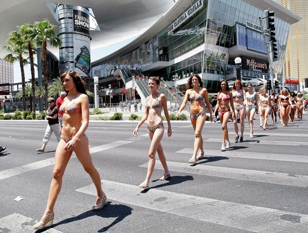 А это - самый большой парад из девушек в бикини. По улицам Лас-Вегаса шествовала 281 девушка. - Sputnik Таджикистан