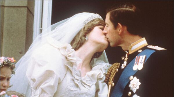 Принц Чарльз целует свою невесту леди Диану на балконе Букингемского дворца - Sputnik Тоҷикистон