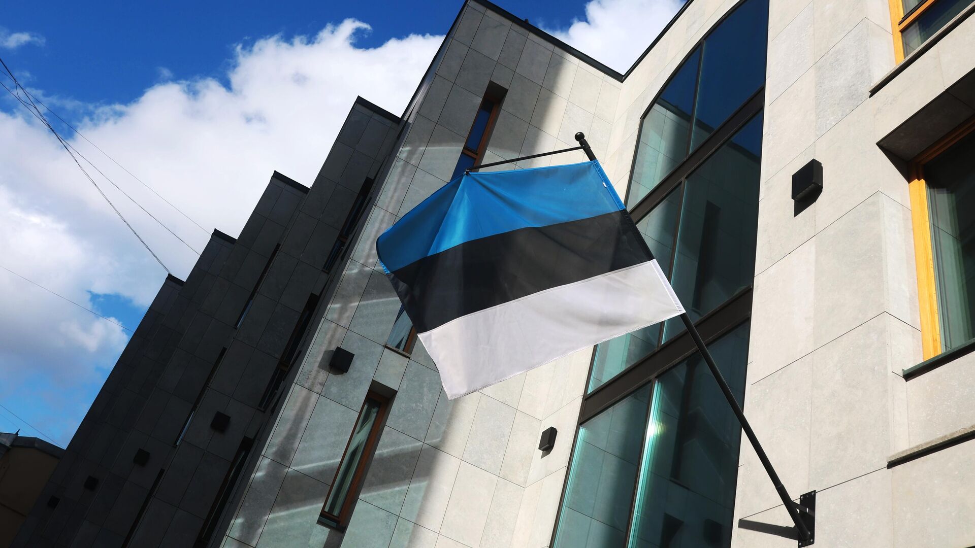 Флаг на здании посольства Эстонии в Москве - Sputnik Тоҷикистон, 1920, 16.04.2022