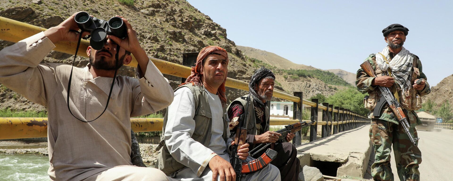 Вооруженные люди, выступающие против восстания талибов - Sputnik Таджикистан, 1920, 22.07.2021