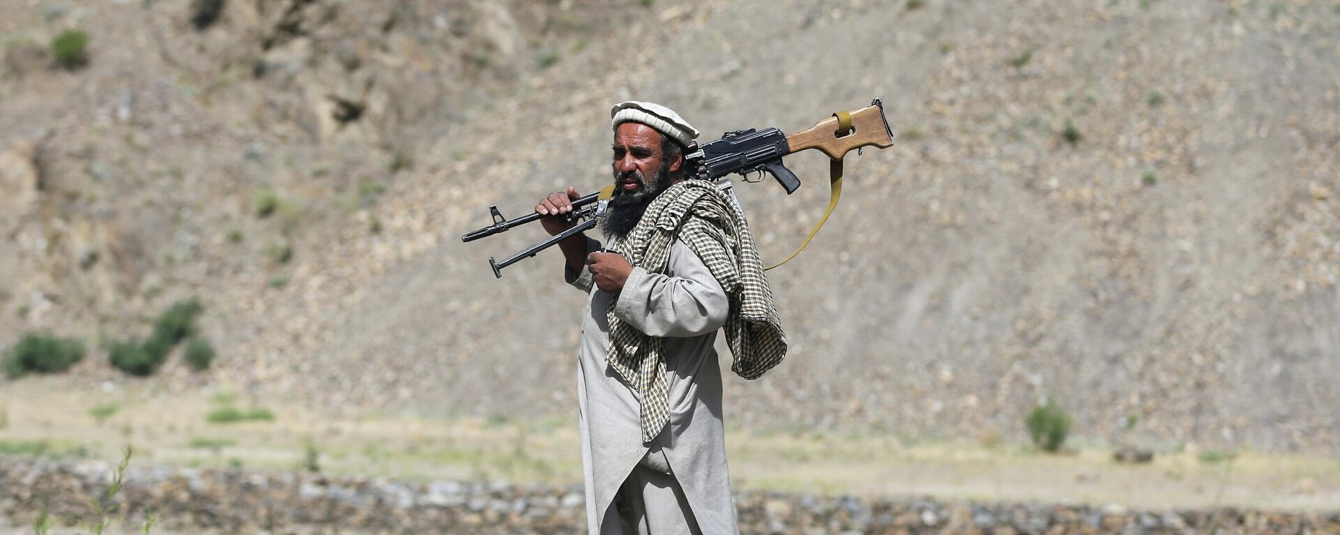 Вооруженный человек, выступающий против восстания талибов - Sputnik Таджикистан, 1920, 18.07.2021