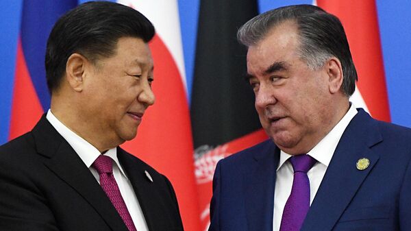 Президент Таджикистана Эмомали Рахмон (справа) и председатель КНР Си Цзиньпин  - Sputnik Тоҷикистон