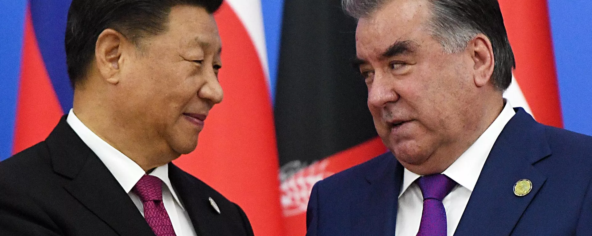 Президент Таджикистана Эмомали Рахмон (справа) и председатель КНР Си Цзиньпин  - Sputnik Тоҷикистон, 1920, 05.02.2022