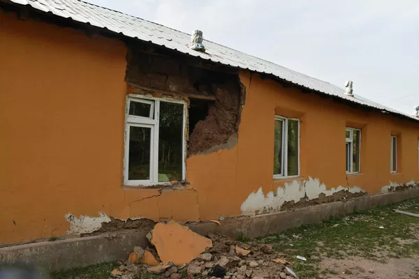 Дар паи заминларзаи мудҳиш мактаби маҳаллӣ низ зарар дид. Дар паи заминларзаи мудҳиш мактаби маҳаллӣ низ зарар дид. - Sputnik Тоҷикистон