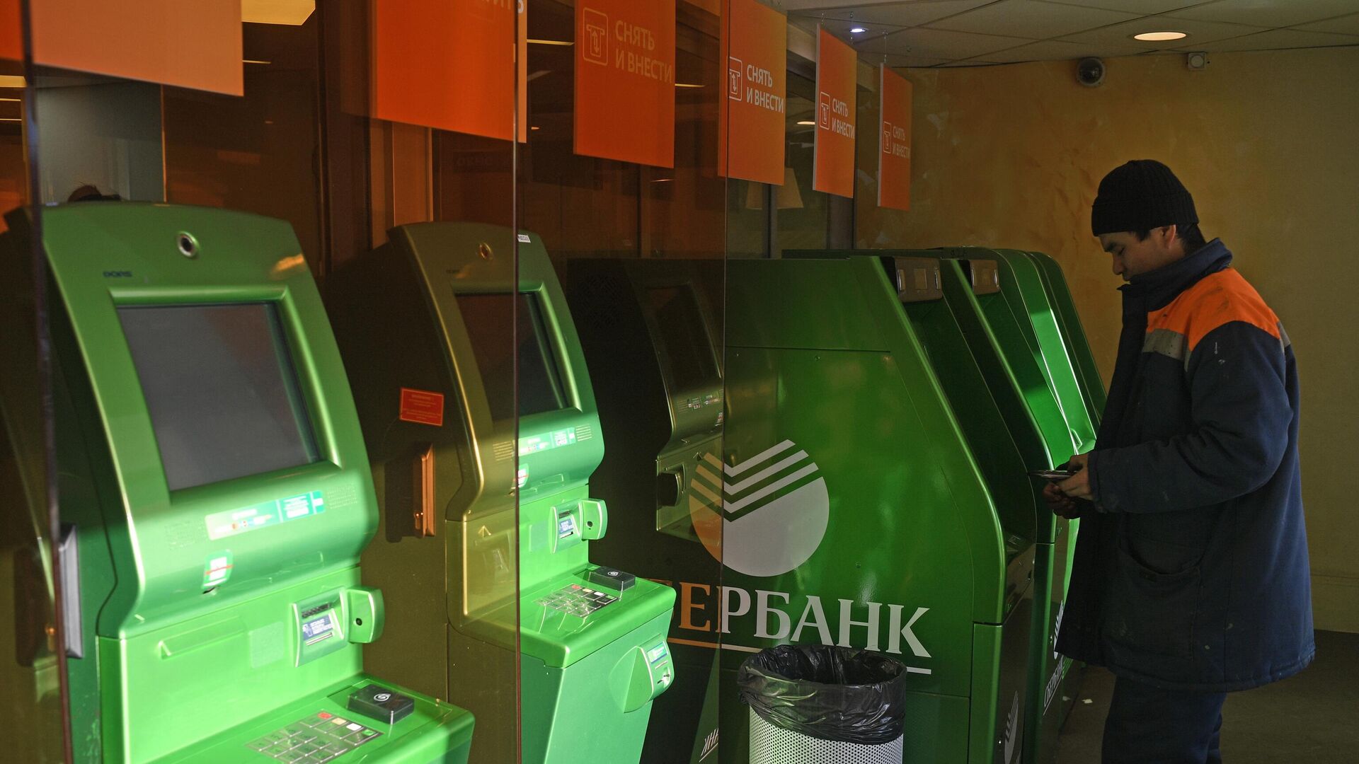 ЦБ рекомендовал ограничить выдачу денег через банкоматы - Sputnik Таджикистан, 1920, 12.07.2021