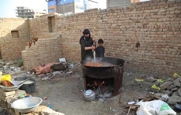 Люди готовят еду сразу на десятки человек в огромных казанах. - Sputnik Таджикистан