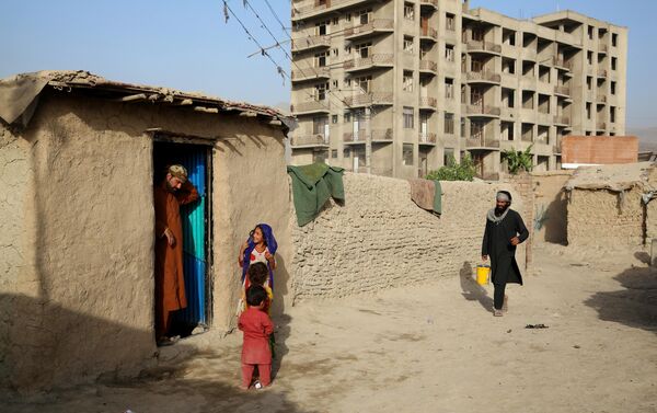 Беженцы ютятся в маленьких домиках из глины. - Sputnik Таджикистан