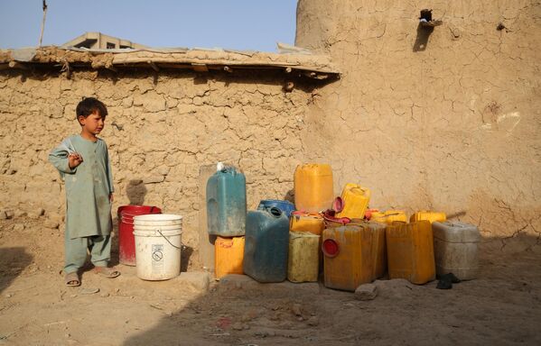 Основная необходимость для беженцев в Кабуле - питьевая вода. - Sputnik Таджикистан