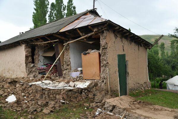 В джамоате Хиджборак повреждено 92 дома: из них 14 полностью разрушены и еще 11 - частично. - Sputnik Таджикистан