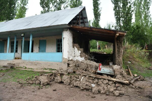 Кроме того, землетрясение унесло жизни пятерых местных жителей Лангари Шох, еще двое детей пострадали во время обрушений и сейчас находятся в больнице Таджикабада. - Sputnik Таджикистан