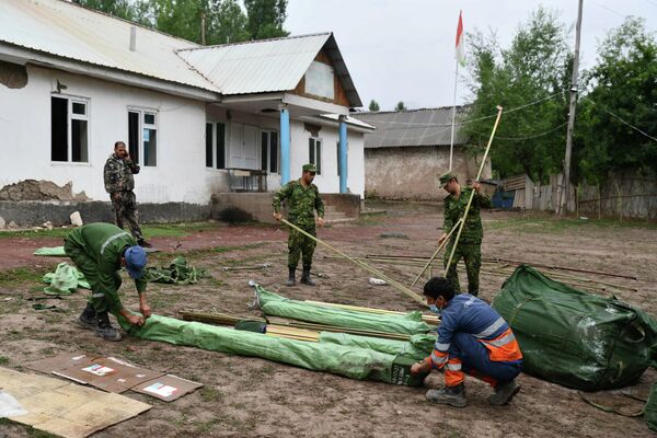 Спасатели собрали десятки временных палаток для того, чтобы семьи пострадавших могли в них находиться, пока решается вопрос с их жильем.  - Sputnik Таджикистан