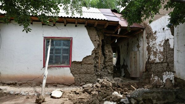 В общей сложности в Лангари Шох пострадали 29 домов: из них семь были полностью разрушены, 10 - разрушены частично, а остальные повреждены. - Sputnik Таджикистан