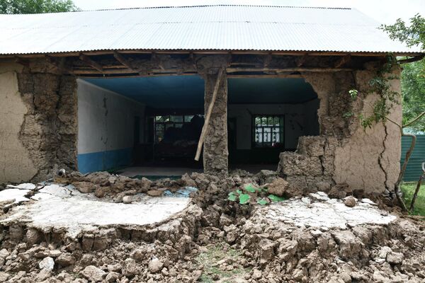 Шестибалльное землетрясение в прямом смысле разорило дома: обрушены стены и крыши. - Sputnik Таджикистан