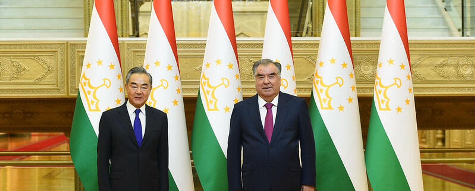 Президент Таджикистана Эмомали Рахмон провел встречу с министром иностранных дел Китая Ван И - Sputnik Тоҷикистон, 1920, 14.07.2021