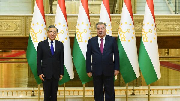 Президент Таджикистана Эмомали Рахмон провел встречу с министром иностранных дел Китая Ван И - Sputnik Таджикистан