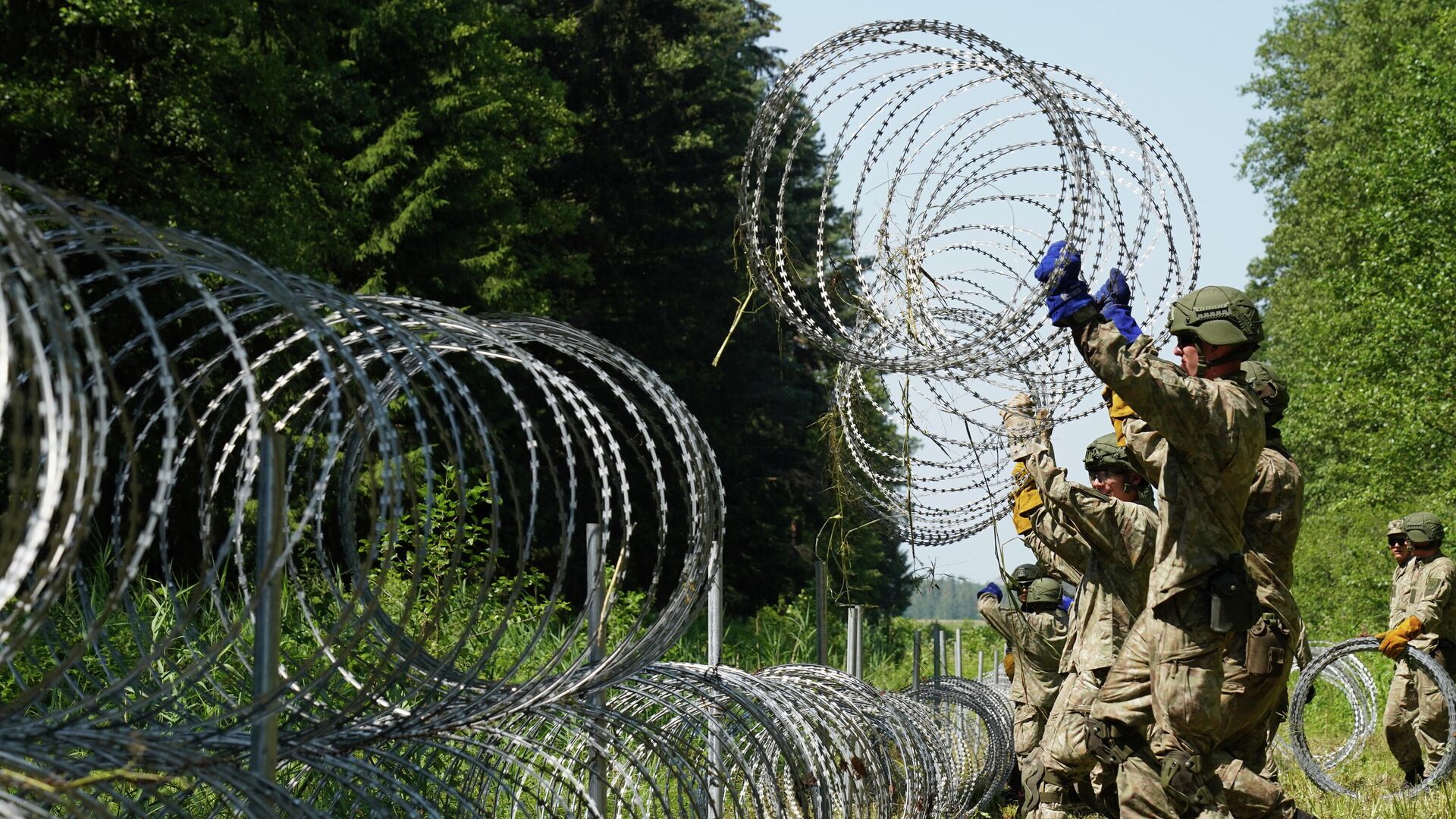 Солдаты литовской армии устанавливают забор из колючей проволоки на границе с Белоруссией в городе Друскининкай - Sputnik Таджикистан, 1920, 14.07.2021