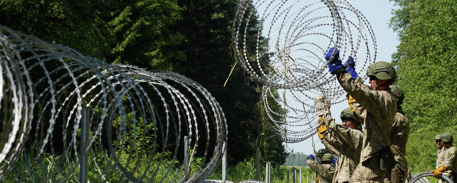 Солдаты литовской армии устанавливают забор из колючей проволоки на границе с Белоруссией в городе Друскининкай - Sputnik Таджикистан, 1920, 14.07.2021
