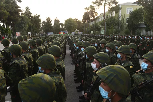 То имрӯз зиёда аз 1600 оилаи афсарони Қӯшунҳои сарҳадӣ бо манзили истиқоматӣ таъмин гардиданд То имрӯз зиёда аз 1600 оилаи афсарони Қӯшунҳои сарҳадӣ бо манзили истиқоматӣ таъмин гардиданд - Sputnik Тоҷикистон