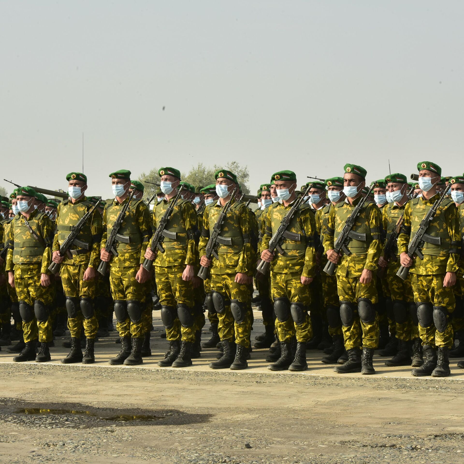 Население таджикистана на 2024 год. Армия Таджикистана 2022. Армия Таджикистана 2023. Солдаты Таджикистана. Военный парад Таджикистан.