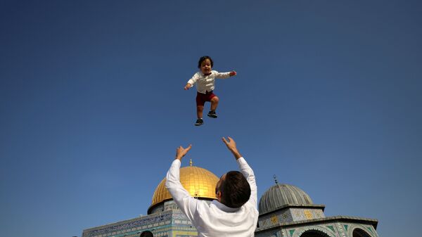 Палестинцы празднуют Курбан-байрам на территории Храмовой горы в Иерусалиме - Sputnik Тоҷикистон