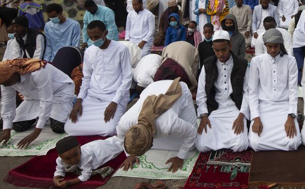 Мусульмане всех возрастов собираются на молитву в Найроби, Кения. - Sputnik Таджикистан