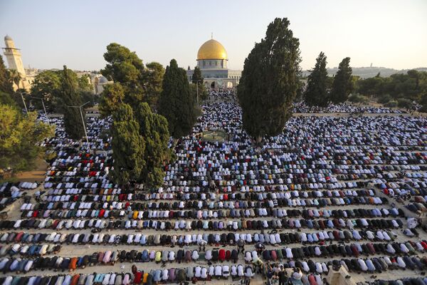 Десятки тысяч верующих мусульман посещают молитву Ид аль-Адха рядом с мечетью &quot;Купол Скалы&quot; в комплексе мечети Аль-Акса в старом городе Иерусалима. - Sputnik Таджикистан
