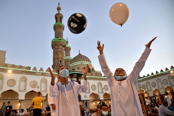 Дети играют в мяч после молитвы возле мечети Аль-Азхар в Каире. - Sputnik Таджикистан