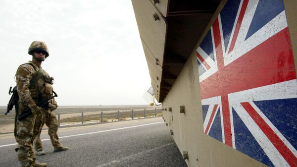 Британские солдаты наблюдают за танком - Sputnik Таджикистан